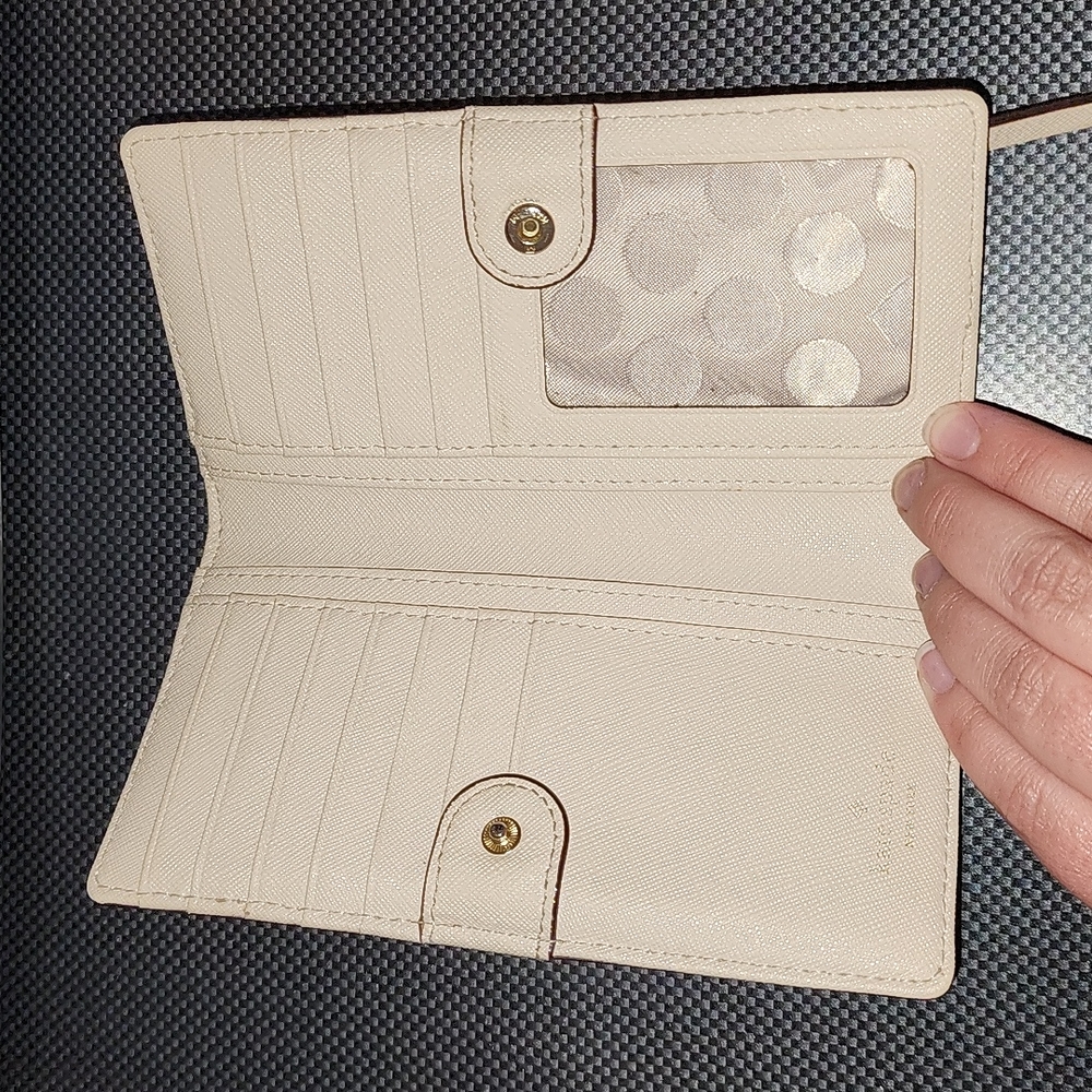 Kate Spade ♠️ Wallet - Picture 4 of 6